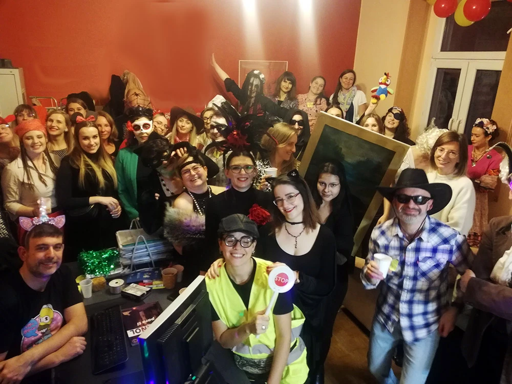 Społeczność Porto Felice – uśmiechnięci kursanci i lektorzy podczas wspólnej zabawy na spotkaniu karnawałowym w naszej szkole języka włoskiego.