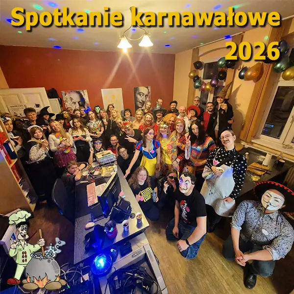 Grupa uśmiechniętych studentów i lektorów w przebraniach podczas imprezy karnawałowej w szkole włoskiego Porto Felice w Katowicach"