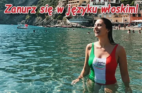 Kobieta uśmiechająca się w morzu, ubrana w strój kąpielowy z logo Porto Felice w barwach flagi Włoch. Napis na grafice: Zanurz się w języku włoskim! - zaproszenie na wakacyjne kursy języka włoskiego online i w Katowicach.