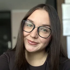 Wiktoria Gawron, uśmiechnięta lektorka języka włoskiego w szkole Porto Felice, prowadząca kursy włoskiego online.